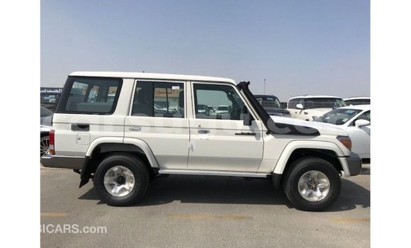 Sayi Imported Toyota Land Cruiser White Mota in Import - Dubai a Burkina Faso Sayi Imported Toyota Land Cruiser White Mota in Import - Dubai a Burkina Faso