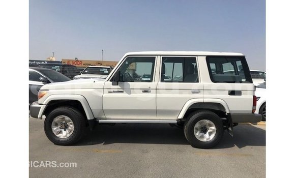 Sayi Imported Toyota Land Cruiser White Mota in Import - Dubai a Burkina Faso Sayi Imported Toyota Land Cruiser White Mota in Import - Dubai a Burkina Faso