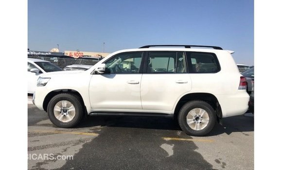 Sayi Imported Toyota Land Cruiser White Mota in Import - Dubai a Burkina Faso Sayi Imported Toyota Land Cruiser White Mota in Import - Dubai a Burkina Faso