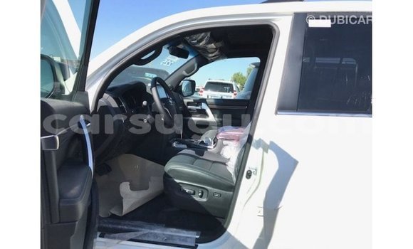 Sayi Imported Toyota Land Cruiser White Mota in Import - Dubai a Burkina Faso Sayi Imported Toyota Land Cruiser White Mota in Import - Dubai a Burkina Faso