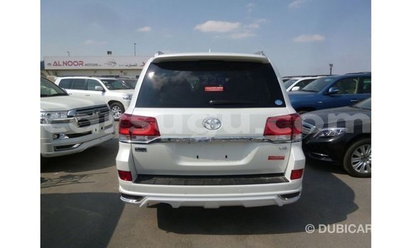 Sayi Imported Toyota Land Cruiser White Mota in Import - Dubai a Burkina Faso Sayi Imported Toyota Land Cruiser White Mota in Import - Dubai a Burkina Faso