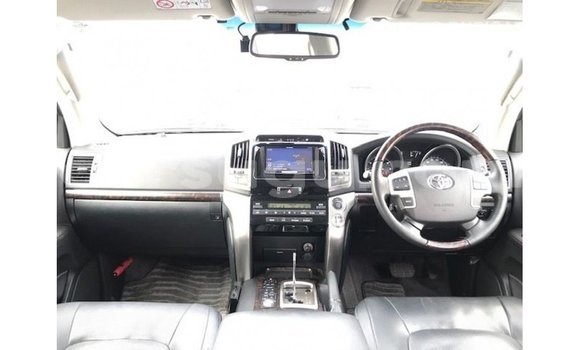Sayi Imported Toyota Land Cruiser White Mota in Import - Dubai a Burkina Faso Sayi Imported Toyota Land Cruiser White Mota in Import - Dubai a Burkina Faso