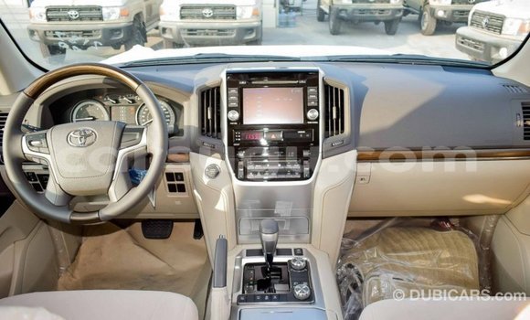 Sayi Imported Toyota Land Cruiser White Mota in Import - Dubai a Burkina Faso Sayi Imported Toyota Land Cruiser White Mota in Import - Dubai a Burkina Faso