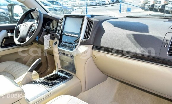 Sayi Imported Toyota Land Cruiser White Mota in Import - Dubai a Burkina Faso Sayi Imported Toyota Land Cruiser White Mota in Import - Dubai a Burkina Faso