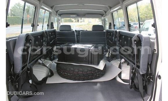 Acheter Import Voiture Toyota Land Cruiser Blanc à Import - Dubai, Burkina-Faso Acheter Import Voiture Toyota Land Cruiser Blanc à Import - Dubai, Burkina-Faso