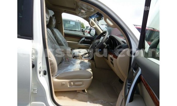 Sayi Imported Toyota Land Cruiser White Mota in Import - Dubai a Burkina Faso Sayi Imported Toyota Land Cruiser White Mota in Import - Dubai a Burkina Faso