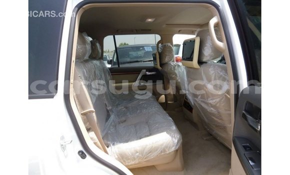 Sayi Imported Toyota Land Cruiser White Mota in Import - Dubai a Burkina Faso Sayi Imported Toyota Land Cruiser White Mota in Import - Dubai a Burkina Faso