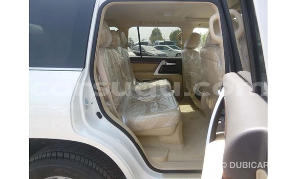Sayi Imported Toyota Land Cruiser White Mota in Import - Dubai a Burkina Faso Sayi Imported Toyota Land Cruiser White Mota in Import - Dubai a Burkina Faso