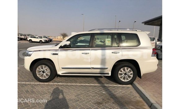 Acheter Import Voiture Toyota Land Cruiser Blanc à Import - Dubai, Burkina-Faso Acheter Import Voiture Toyota Land Cruiser Blanc à Import - Dubai, Burkina-Faso
