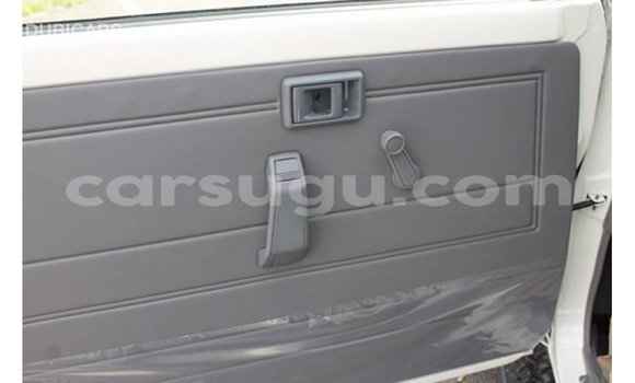 Acheter Import Voiture Toyota Land Cruiser Blanc à Import - Dubai, Burkina-Faso Acheter Import Voiture Toyota Land Cruiser Blanc à Import - Dubai, Burkina-Faso