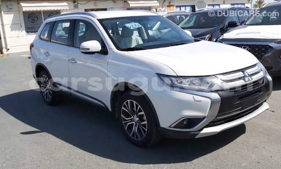 Acheter Import Voiture Mitsubishi Outlander Blanc à Import - Dubai, Burkina-Faso Acheter Import Voiture Mitsubishi Outlander Blanc à Import - Dubai, Burkina-Faso