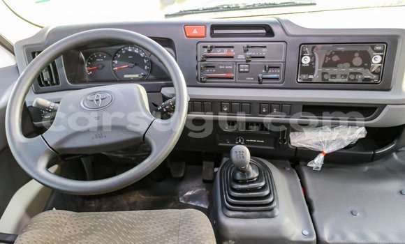 Acheter Import Voiture Toyota Coaster Blanc à Import - Dubai, Burkina-Faso Acheter Import Voiture Toyota Coaster Blanc à Import - Dubai, Burkina-Faso