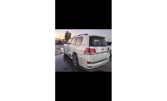 Sayi Imported Toyota Land Cruiser White Mota in Import - Dubai a Burkina Faso Sayi Imported Toyota Land Cruiser White Mota in Import - Dubai a Burkina Faso