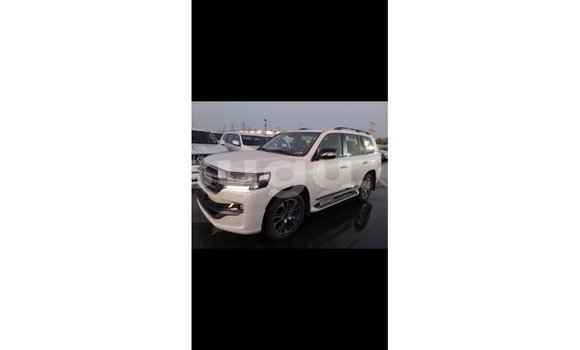 Sayi Imported Toyota Land Cruiser White Mota in Import - Dubai a Burkina Faso Sayi Imported Toyota Land Cruiser White Mota in Import - Dubai a Burkina Faso