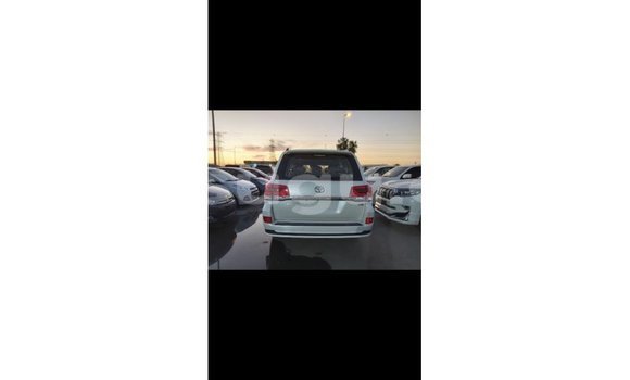 Sayi Imported Toyota Land Cruiser White Mota in Import - Dubai a Burkina Faso Sayi Imported Toyota Land Cruiser White Mota in Import - Dubai a Burkina Faso