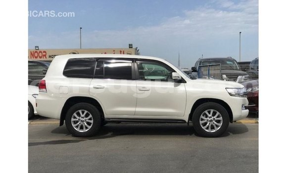 Sayi Imported Toyota Land Cruiser White Mota in Import - Dubai a Burkina Faso Sayi Imported Toyota Land Cruiser White Mota in Import - Dubai a Burkina Faso