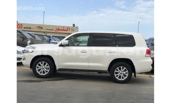 Sayi Imported Toyota Land Cruiser White Mota in Import - Dubai a Burkina Faso Sayi Imported Toyota Land Cruiser White Mota in Import - Dubai a Burkina Faso