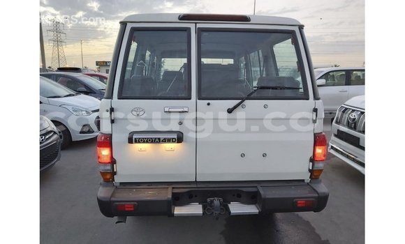 Sayi Imported Toyota Land Cruiser White Mota in Import - Dubai a Burkina Faso Sayi Imported Toyota Land Cruiser White Mota in Import - Dubai a Burkina Faso