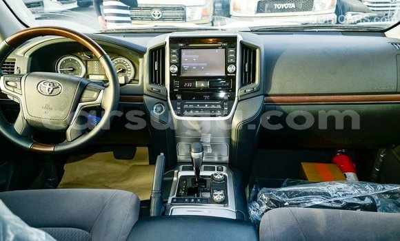 Sayi Imported Toyota Land Cruiser White Mota in Import - Dubai a Burkina Faso Sayi Imported Toyota Land Cruiser White Mota in Import - Dubai a Burkina Faso