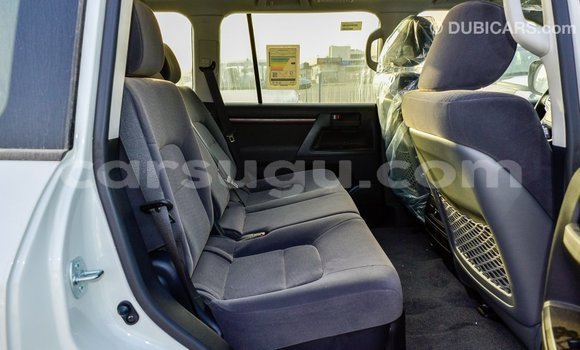 Sayi Imported Toyota Land Cruiser White Mota in Import - Dubai a Burkina Faso Sayi Imported Toyota Land Cruiser White Mota in Import - Dubai a Burkina Faso