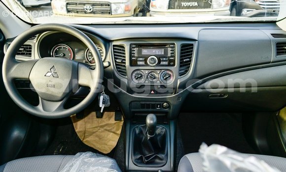 Acheter Import Voiture Mitsubishi L200 Blanc à Import - Dubai, Burkina-Faso Acheter Import Voiture Mitsubishi L200 Blanc à Import - Dubai, Burkina-Faso