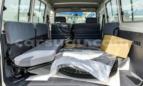 Acheter Import Voiture Toyota Land Cruiser Blanc à Import - Dubai, Burkina-Faso Acheter Import Voiture Toyota Land Cruiser Blanc à Import - Dubai, Burkina-Faso