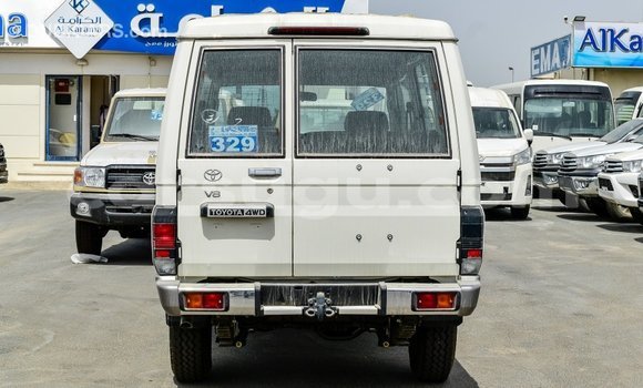 Acheter Import Voiture Toyota Land Cruiser Blanc à Import - Dubai, Burkina-Faso Acheter Import Voiture Toyota Land Cruiser Blanc à Import - Dubai, Burkina-Faso