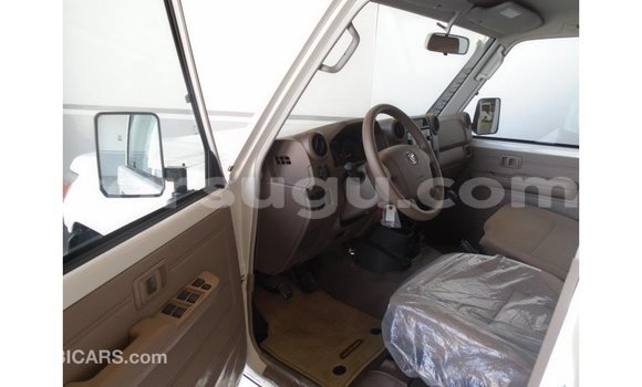 Sayi Imported Toyota Land Cruiser White Mota in Import - Dubai a Burkina Faso Sayi Imported Toyota Land Cruiser White Mota in Import - Dubai a Burkina Faso