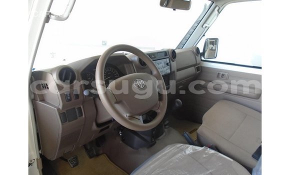 Sayi Imported Toyota Land Cruiser White Mota in Import - Dubai a Burkina Faso Sayi Imported Toyota Land Cruiser White Mota in Import - Dubai a Burkina Faso