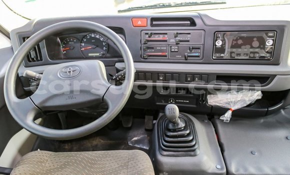 Acheter Import Voiture Toyota Coaster Blanc à Import - Dubai, Burkina-Faso Acheter Import Voiture Toyota Coaster Blanc à Import - Dubai, Burkina-Faso