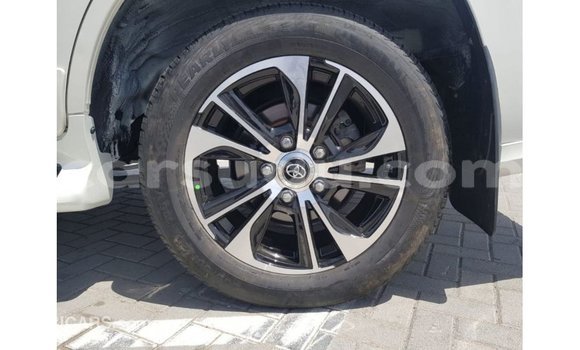 Acheter Import Voiture Toyota Land Cruiser Blanc à Import - Dubai, Burkina-Faso Acheter Import Voiture Toyota Land Cruiser Blanc à Import - Dubai, Burkina-Faso