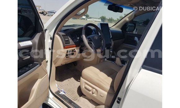 Acheter Import Voiture Toyota Land Cruiser Blanc à Import - Dubai, Burkina-Faso Acheter Import Voiture Toyota Land Cruiser Blanc à Import - Dubai, Burkina-Faso