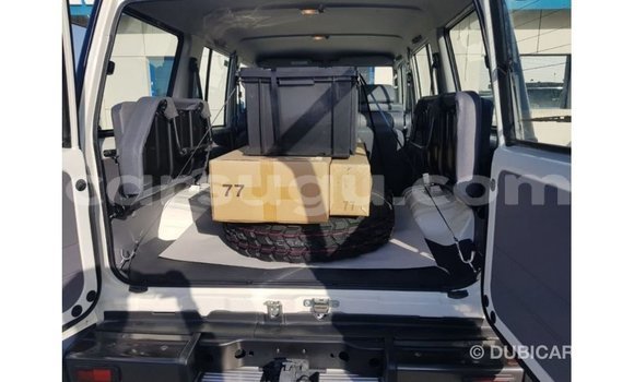 Sayi Imported Toyota Land Cruiser White Mota in Import - Dubai a Burkina Faso Sayi Imported Toyota Land Cruiser White Mota in Import - Dubai a Burkina Faso