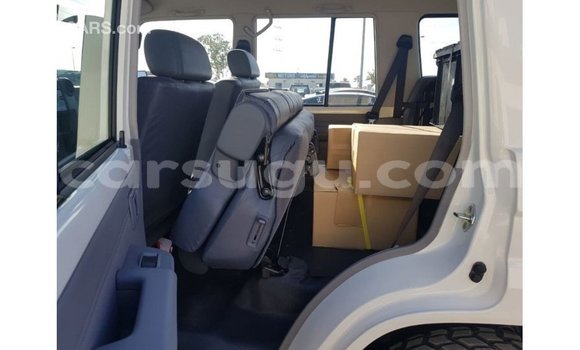Sayi Imported Toyota Land Cruiser White Mota in Import - Dubai a Burkina Faso Sayi Imported Toyota Land Cruiser White Mota in Import - Dubai a Burkina Faso