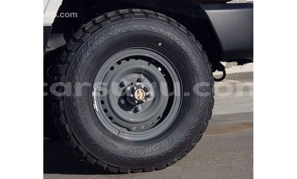 Sayi Imported Toyota Land Cruiser White Mota in Import - Dubai a Burkina Faso Sayi Imported Toyota Land Cruiser White Mota in Import - Dubai a Burkina Faso