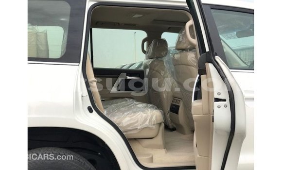 Sayi Imported Toyota Land Cruiser White Mota in Import - Dubai a Burkina Faso Sayi Imported Toyota Land Cruiser White Mota in Import - Dubai a Burkina Faso
