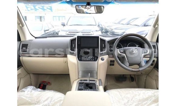 Sayi Imported Toyota Land Cruiser White Mota in Import - Dubai a Burkina Faso Sayi Imported Toyota Land Cruiser White Mota in Import - Dubai a Burkina Faso