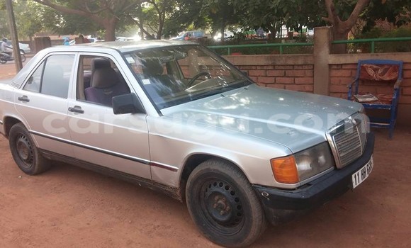 Sayi Sabo Mercedes-Benz 190 Azurfa Mota in Ouagadougou a Burkina Faso Sayi Sabo Mercedes-Benz 190 Azurfa Mota in Ouagadougou a Burkina Faso