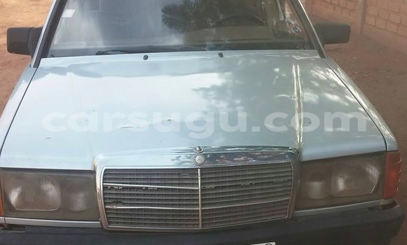 Sayi Sabo Mercedes-Benz 190 Azurfa Mota in Ouagadougou a Burkina Faso Sayi Sabo Mercedes-Benz 190 Azurfa Mota in Ouagadougou a Burkina Faso