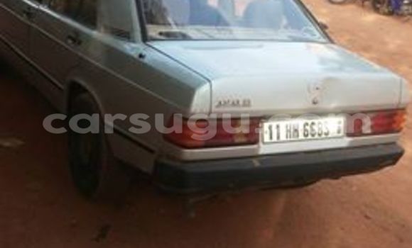 Sayi Sabo Mercedes-Benz 190 Azurfa Mota in Ouagadougou a Burkina Faso Sayi Sabo Mercedes-Benz 190 Azurfa Mota in Ouagadougou a Burkina Faso
