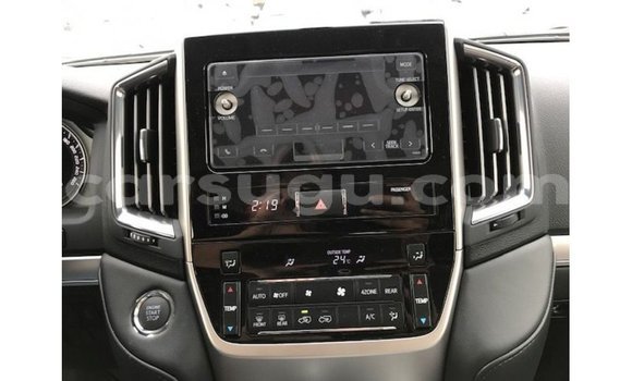 Sayi Imported Toyota Land Cruiser White Mota in Import - Dubai a Burkina Faso Sayi Imported Toyota Land Cruiser White Mota in Import - Dubai a Burkina Faso