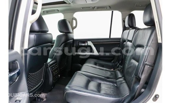 Sayi Imported Toyota Land Cruiser White Mota in Import - Dubai a Burkina Faso Sayi Imported Toyota Land Cruiser White Mota in Import - Dubai a Burkina Faso