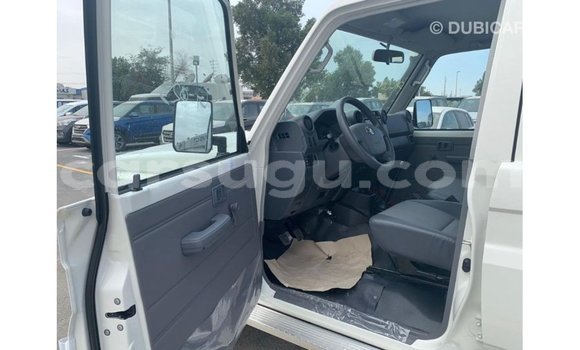 Acheter Import Voiture Toyota Land Cruiser Blanc à Import - Dubai, Burkina-Faso Acheter Import Voiture Toyota Land Cruiser Blanc à Import - Dubai, Burkina-Faso