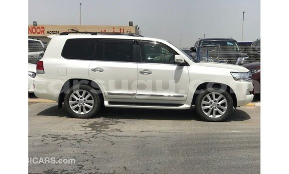Sayi Imported Toyota Land Cruiser White Mota in Import - Dubai a Burkina Faso Sayi Imported Toyota Land Cruiser White Mota in Import - Dubai a Burkina Faso