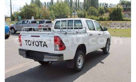 Acheter Import Voiture Toyota Hilux Blanc à Import - Dubai, Burkina-Faso Acheter Import Voiture Toyota Hilux Blanc à Import - Dubai, Burkina-Faso