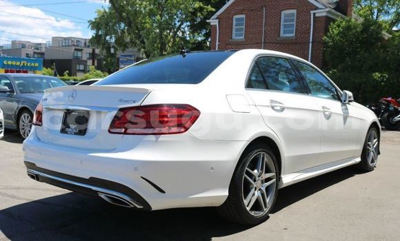 Acheter Occasion Voiture Mercedes-Benz E-klasse Blanc à Ouagadougou, Burkina-Faso Acheter Occasion Voiture Mercedes-Benz E-klasse Blanc à Ouagadougou, Burkina-Faso