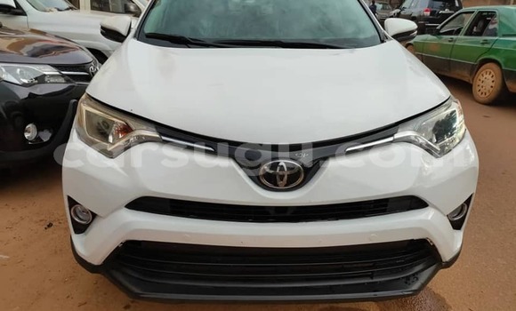 Sayi Na hannu Toyota RAV4 White Mota in Ouagadougou a Burkina Faso Sayi Na hannu Toyota RAV4 White Mota in Ouagadougou a Burkina Faso