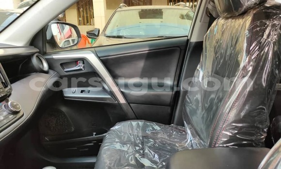 Sayi Na hannu Toyota RAV4 White Mota in Ouagadougou a Burkina Faso Sayi Na hannu Toyota RAV4 White Mota in Ouagadougou a Burkina Faso