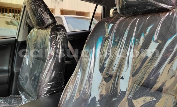 Sayi Na hannu Toyota RAV4 White Mota in Ouagadougou a Burkina Faso Sayi Na hannu Toyota RAV4 White Mota in Ouagadougou a Burkina Faso