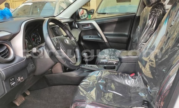 Sayi Na hannu Toyota RAV4 White Mota in Ouagadougou a Burkina Faso Sayi Na hannu Toyota RAV4 White Mota in Ouagadougou a Burkina Faso